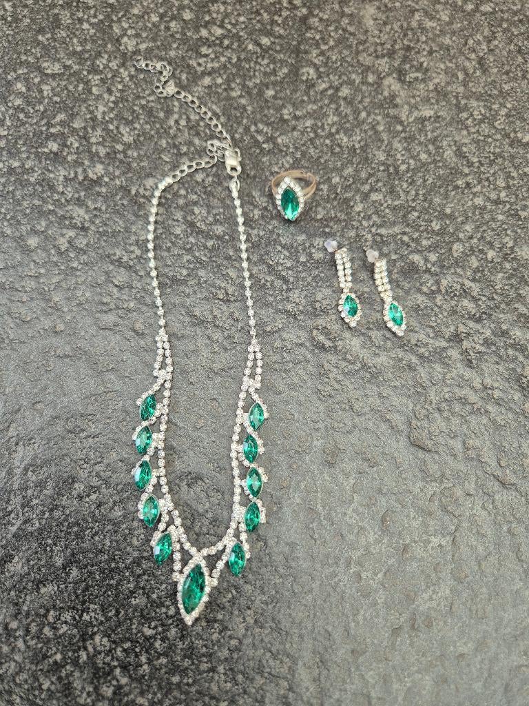 Set ketting oorbellen en ring met groene strass steentjes, Ophalen of Verzenden, Gebruikt, Groen, Overige materialen