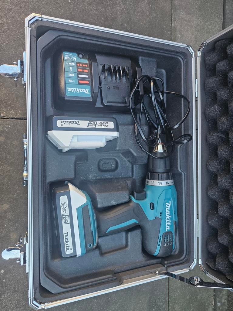 Makita DF457D Accuboormachine met 2 accu's en koffer, Doe-het-zelf en Verbouw, Gereedschap | Boormachines, Gebruikt, Variabele snelheid
