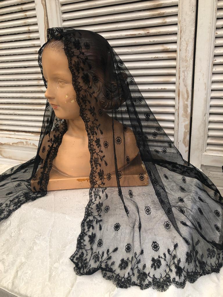 Zwarte Tule kanten omslag - mantilla - Klederdracht, Antiek en Kunst, Antiek | Kleding en Accessoires, Dames, Ophalen of Verzenden