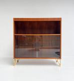 Deense vitrinekast op messing pootjes, 1970's, Met plank(en), Gebruikt, 100 tot 150 cm, 100 tot 150 cm