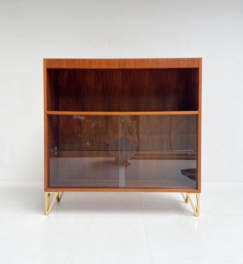 Deense vitrinekast op messing pootjes, 1970's, Huis en Inrichting, Kasten | Vitrinekasten, Gebruikt, 100 tot 150 cm, 100 tot 150 cm