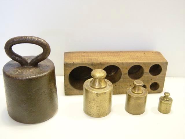 Weeg gewichten + metalen strijkijzers, Antiek en Kunst, Antiek | Gereedschap en Instrumenten, Ophalen