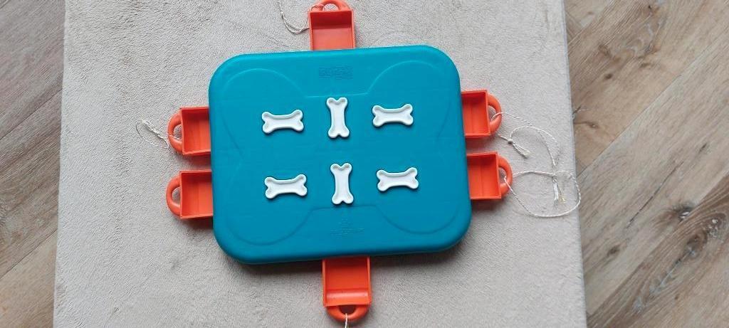 Nina Ottosson Dog Casino, Dieren en Toebehoren, Ophalen of Verzenden, Zo goed als nieuw, Intelligentiespeelgoed