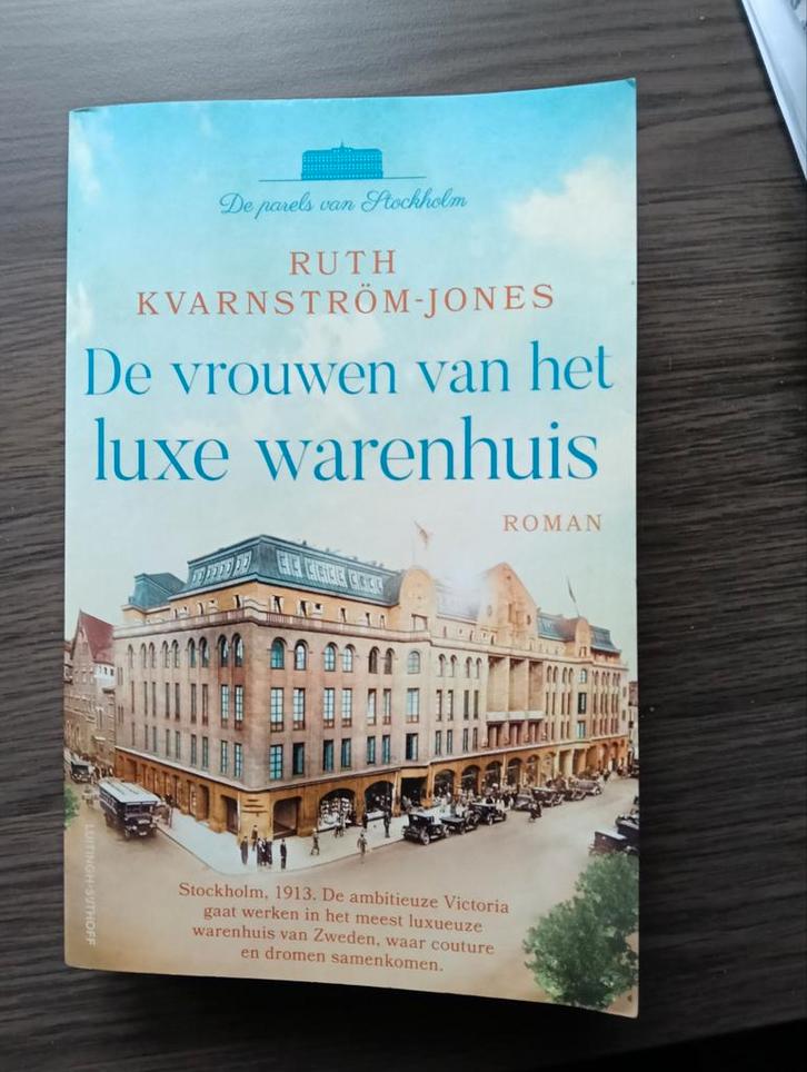 De Vrouwen van het Luxe Warenhuis - Ruth Kvarnström-Jones, Boeken, Romans, Gelezen, Nederland, Ophalen of Verzenden