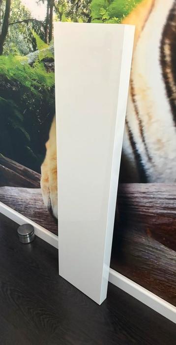 Wandplank hoogglans 110 c 26 en kubus wandvak beschikbaar voor biedingen