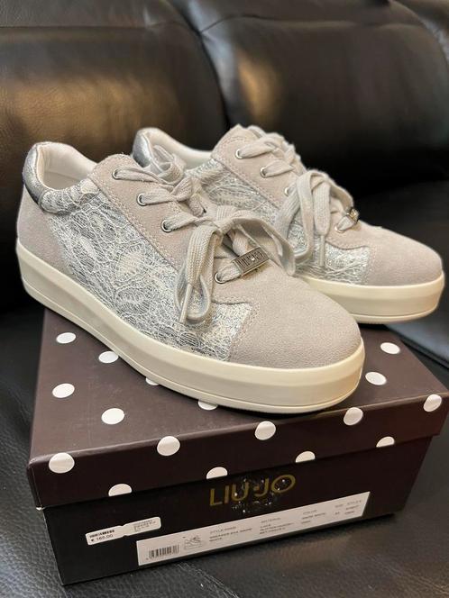 Brand new original LIUJO Sneaker EVA glitter suede size37, Kleding | Dames, Schoenen, Nieuw, Sneakers of Gympen, Grijs, Ophalen of Verzenden