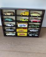 15 Dinky Toys Atlas model auto's in houten rek nr2, Verzamelen, Complete verzamelingen en Collecties, Ophalen of Verzenden