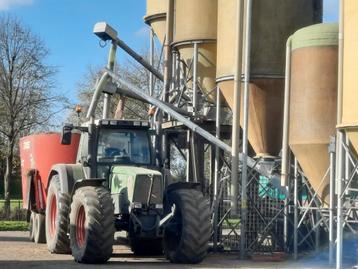 Vijzels om grondstoffen in de  mengwagen te laden 