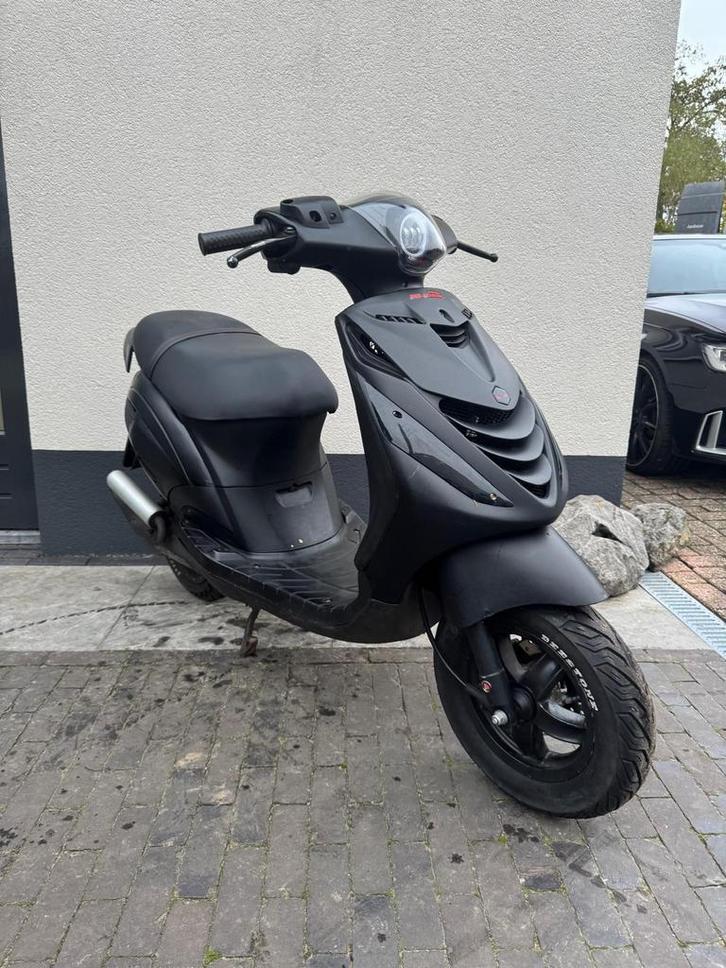 ⭐️Piaggio zip 2t Mat Zwart alpha led 2015 angel eye snor⭐️, Fietsen en Brommers, Scooters | Piaggio, Zo goed als nieuw, Zip, Benzine