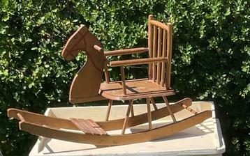 Mooi oud houten hobbelpaard voor poppen beschikbaar voor biedingen