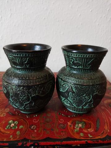 Twee prachtige vintage vaasjes met mooie decoratie  beschikbaar voor biedingen