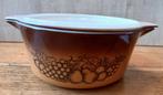 Vintage Pyrex ovenschaal maat 2 1/2 Quart, bruin met deksel, Ophalen of Verzenden, Gebruikt, Glas, Overige typen