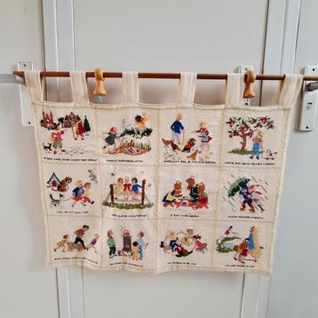 Geborduurd wandkleed met kinderliedjes van Mies Bloch beschikbaar voor biedingen