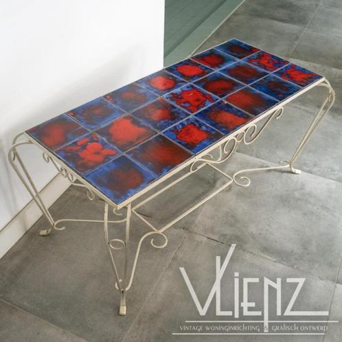 Vintage, retro tegeltafel, salontafel blauw rood, metaal, Huis en Inrichting, Tafels | Salontafels, Gebruikt, 50 tot 75 cm, 50 tot 100 cm