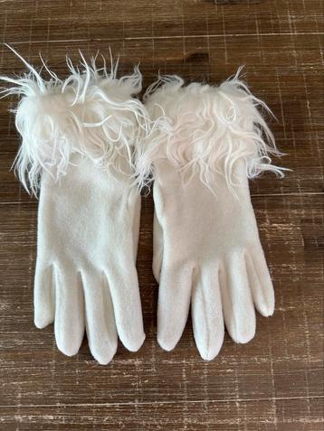 Witte handschoenen met leuk vachtje beschikbaar voor biedingen