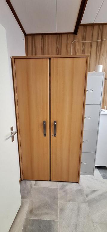 Beukenhouten kast beschikbaar voor biedingen