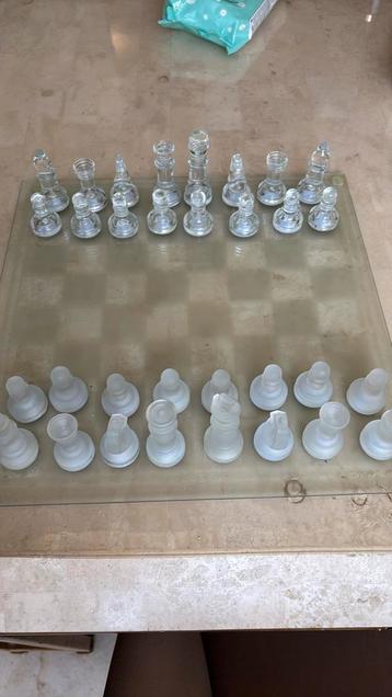 Glazen schaakbord beschikbaar voor biedingen