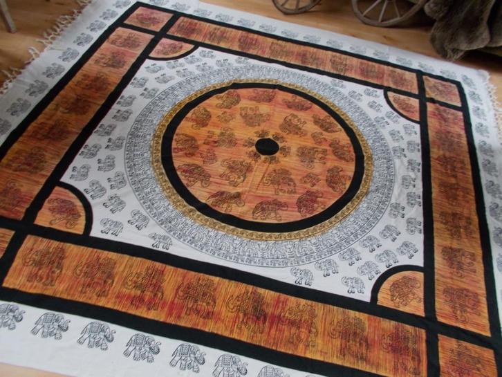 Groot kleed met olifanten print voor over bijv de bank, Huis en Inrichting, Woonaccessoires | Plaids en Woondekens, Zo goed als nieuw