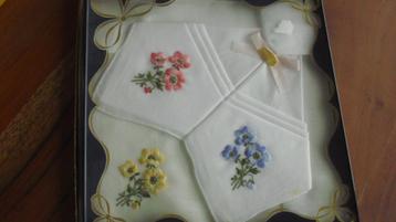 Vintage geborduurde zakdoekje in geschenken verpakking beschikbaar voor biedingen