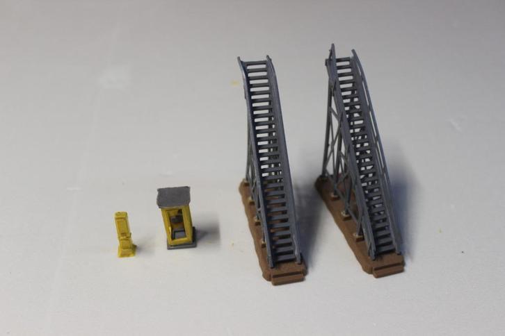 2 perrontrappen, een telefooncel en een automaat H0, Hobby en Vrije tijd, Modeltreinen | H0, Gebruikt, Brug, Tunnel of Gebouw