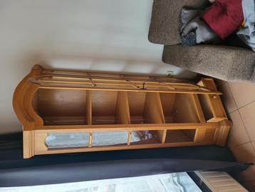 Driehoek vitrine kast met licht beschikbaar voor biedingen