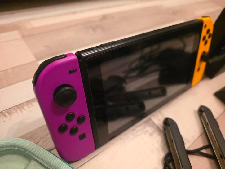 Nintendo Switch met accessoires, Spelcomputers en Games, Spelcomputers | Nintendo Switch, Gebruikt, Switch Original, Met 1 controller