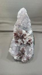 Amethist licht paars met calciet en hematiet, Verzamelen, Mineralen en Fossielen, Ophalen of Verzenden, Mineraal