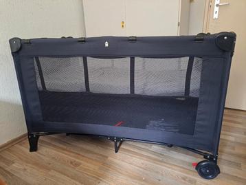 Prenatal baby bed with mattress & riser beschikbaar voor biedingen