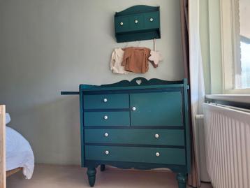 Vintage commode met wandkastje beschikbaar voor biedingen