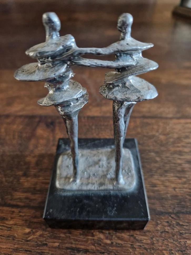 Zilverkleurig beeldje aandacht/betrokkenheid, Antiek en Kunst, Kunst | Beelden en Houtsnijwerken, Ophalen of Verzenden