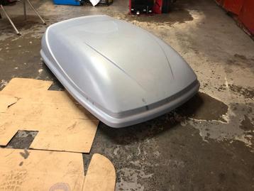 Zeer nette Dakkofer met dakdragers beschikbaar voor biedingen