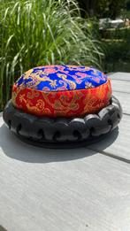 Rond speldenkussen Chinese stijl met houten voet., Ophalen of Verzenden