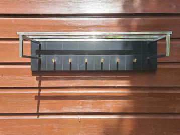 vintage retro wandkapstok. zwart imitatie leer hoeden  beschikbaar voor biedingen