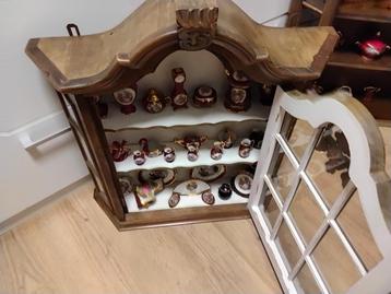 28 Franse limoges porselein gevuld in een vitrine kastje  beschikbaar voor biedingen