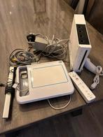 Witte Nintendo Wii spelcomputer, Met 2 controllers, Ophalen of Verzenden, Zo goed als nieuw
