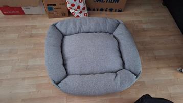 Mooie grote mand voor honden of katten beschikbaar voor biedingen