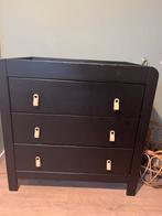 Zwarte commode met leren greepjes - 52x89x89, Kinderen en Baby's, Kinderkamer | Commodes en Kasten, Ophalen, Gebruikt, 50 tot 70 cm
