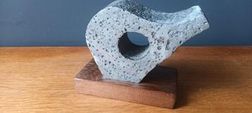 Een abstract kunstwerk uit metaal, vintage beschikbaar voor biedingen