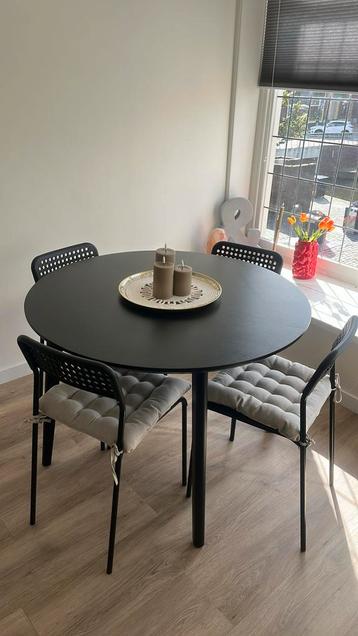 Ronde eettafel + stoelen 1 x gebruikt beschikbaar voor biedingen
