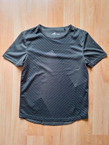 Sport t-shirt maat 152 beschikbaar voor biedingen