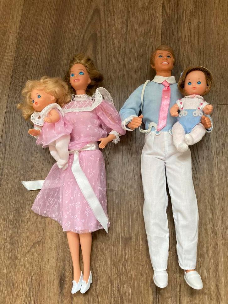 Barbie Mattel Family Heart grote set! Vintage barbie, Verzamelen, Poppen, Zo goed als nieuw, Kleertjes, Ophalen of Verzenden