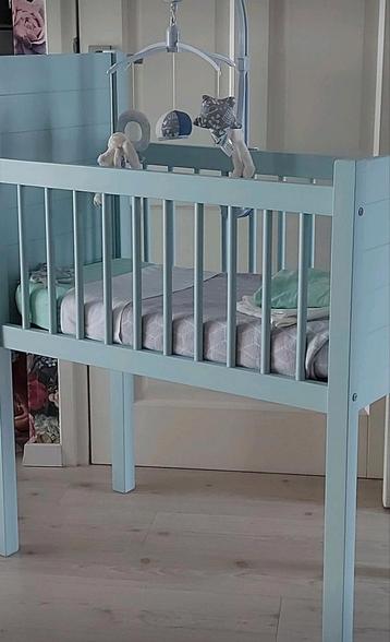 Baby bedje zeer mooi én compleet beschikbaar voor biedingen