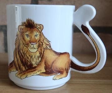 Mooie beker met een leeuw en een apart oor beschikbaar voor biedingen