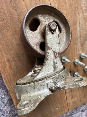 Antieke industriële zwenkwielen (4 stuks) beschikbaar voor biedingen