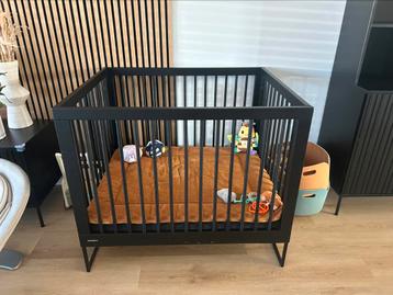 Kidsmill Modular box zwart (met matras en boxkleed) beschikbaar voor biedingen