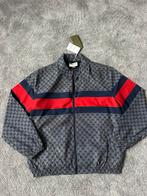 Gucci Jas Heren Grijs Rood Blauw - Maat M - Nieuw, Ophalen of Verzenden, Nieuw, Maat 48/50 (M), Grijs