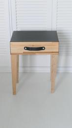 Bijzettafeltje / Nachtkastje, Minder dan 55 cm, Zo goed als nieuw, Rechthoekig, Hout
