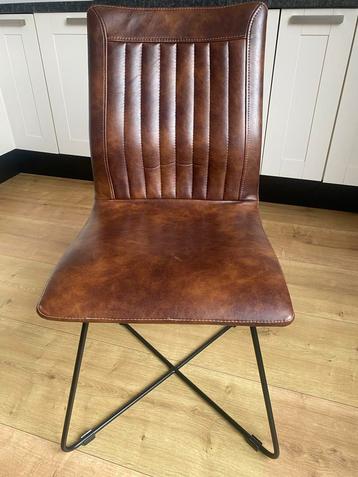 4x Bruinleren eetkamerstoelen eventueel met eettafel beschikbaar voor biedingen