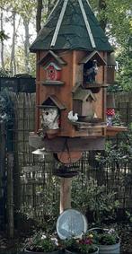Duiventil opknapper groot op nieuwe paal, Meerdere dieren, Postduif