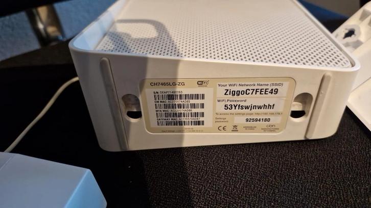 Ziggo Connectbox SmartWifi modem/router – incl. houder, Computers en Software, Routers en Modems, Zo goed als nieuw, Router met modem